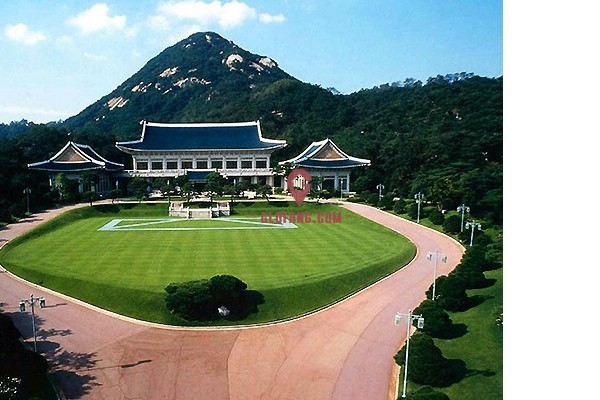 韩国政治中心青瓦台最显著的特征就是它的青瓦,也有人称青瓦台为蓝宫
